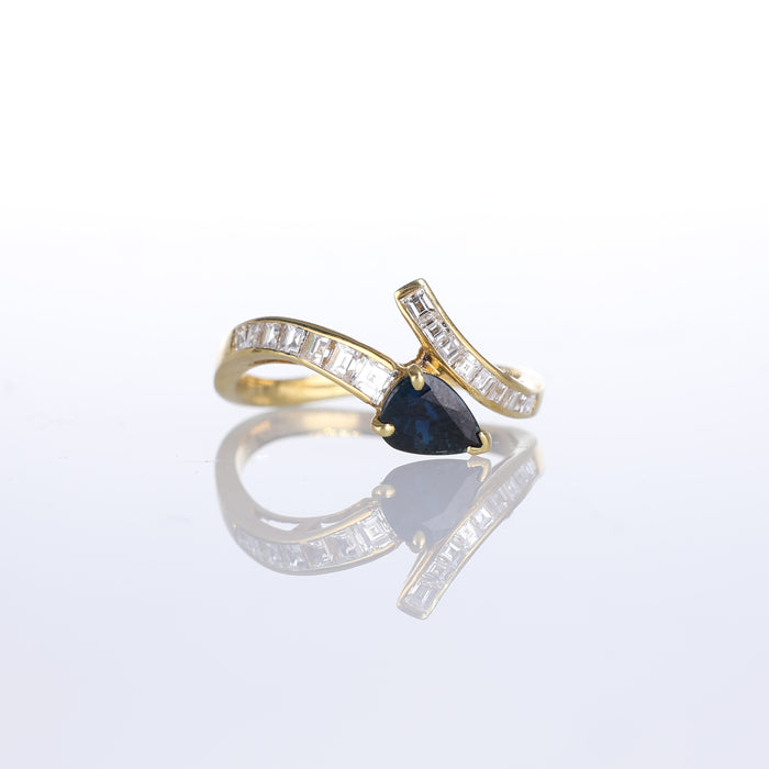 Anello Fascia in Oro Giallo 18K con Zaffiro Taglio a Goccia e Diamanti