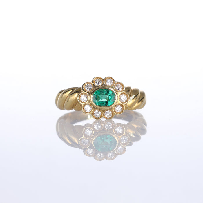 Anello in Oro Giallo 18kt con Smeraldo Ovale e Halo di Diamanti