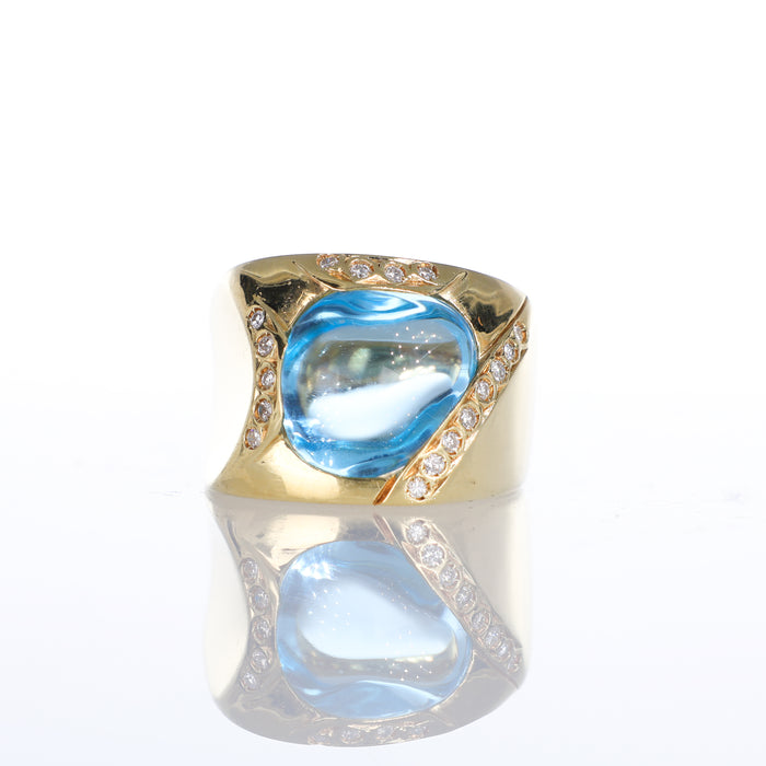 Anello in Oro Giallo 18kt con Topazio Cabochon e Accenti di Diamanti