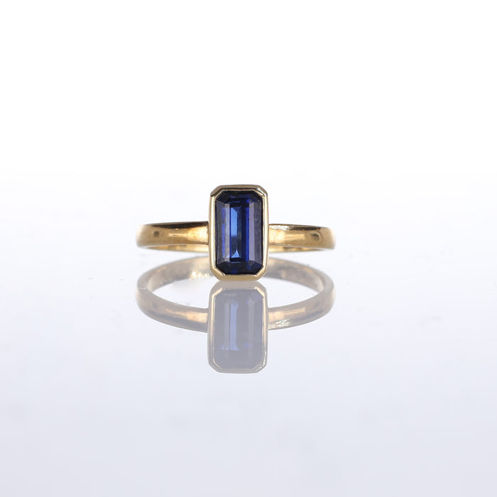 Anello in oro giallo 18kt con zaffiro centrale