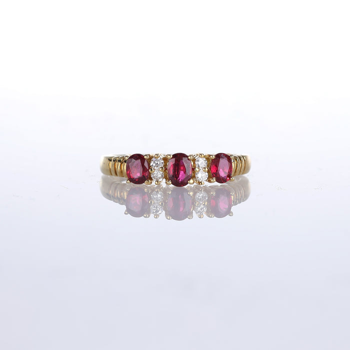 Anello in Oro Giallo 18kt con Rubini Ovali e Diamanti