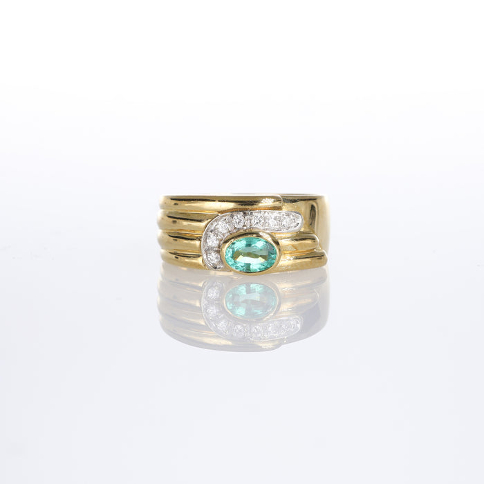 Anello in Oro Giallo 18kt con Smeraldo Ovale e Dettaglio in Diamanti Pavé