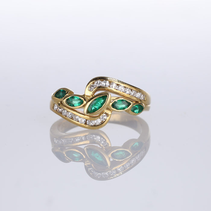 Anello in oro giallo 18kt con smeraldi e diamanti