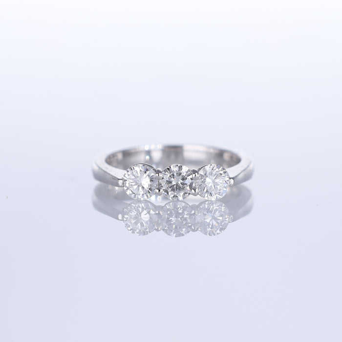 Anello Trilogy in Oro Bianco 18K con Diamanti Taglio Brillante da 0,88 ct