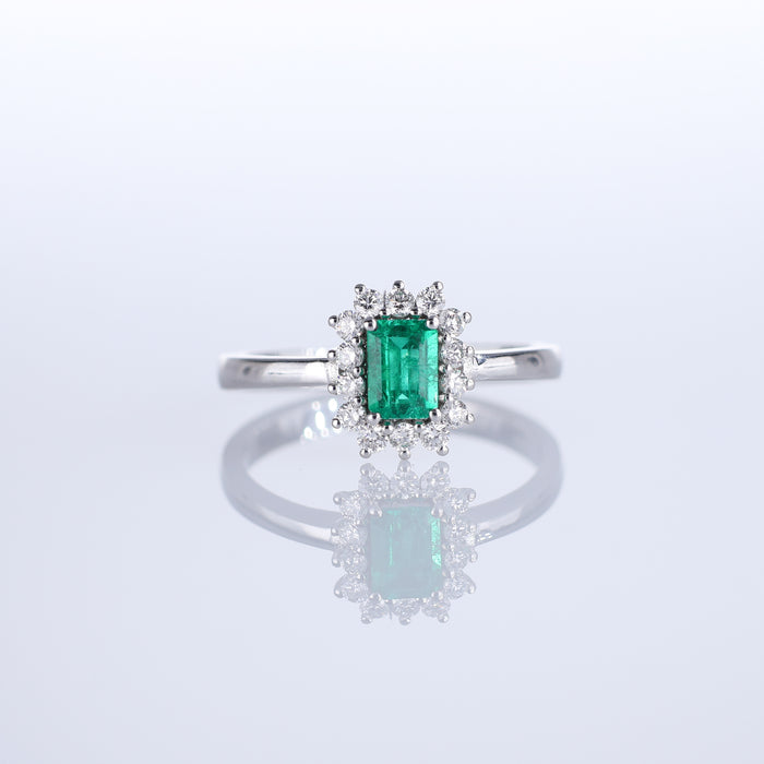 Anello in Oro Bianco 18kt con Smeraldo da 0,31 ct e Halo di Diamanti