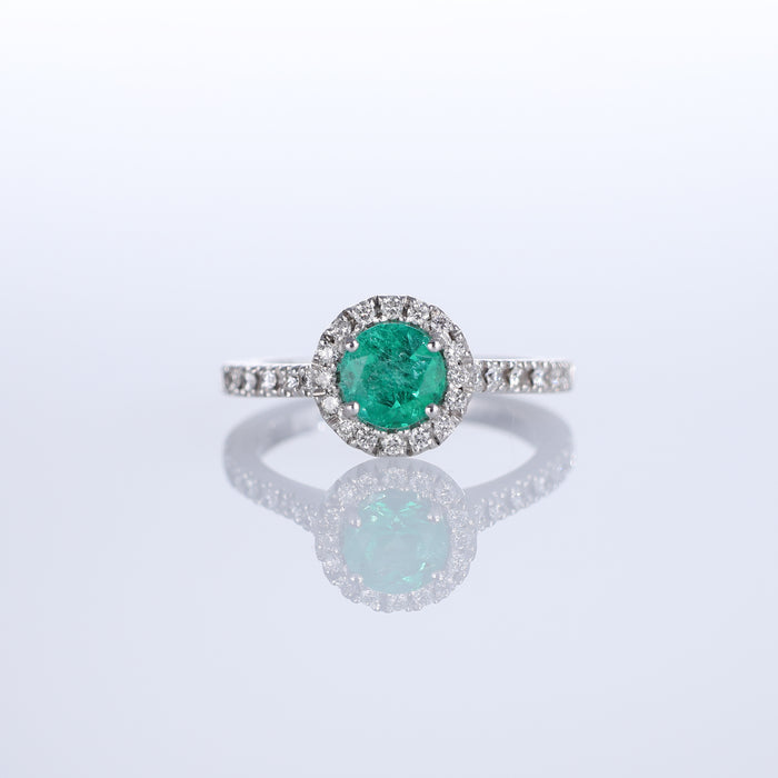 Anello in Oro Bianco 18kt con Smeraldo Tondo da 0,97 ct e Halo di Diamanti