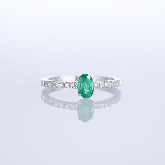 Anello in Oro Bianco 18kt con Smeraldo Ovale e Diamanti