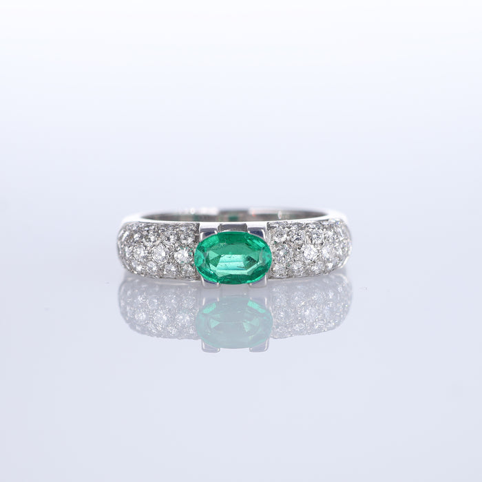 Anello in Oro Bianco 18kt con Smeraldo Ovale e Diamanti Bianchi