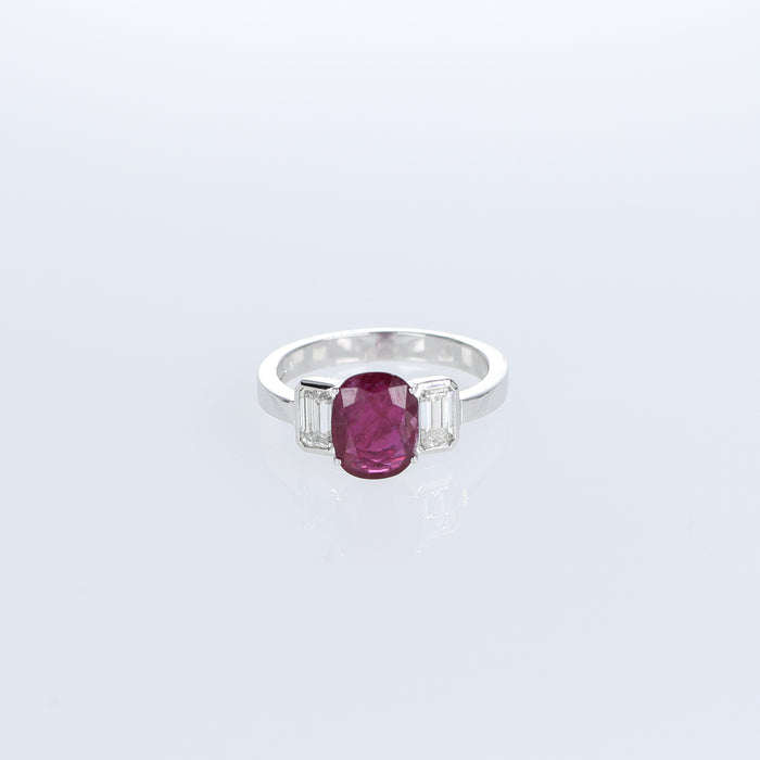 Anello in Oro Bianco con Rubino e Diamanti Baguette