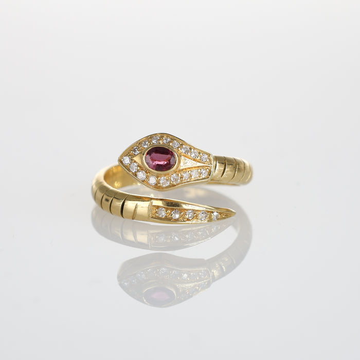 Titolo: Anello Serpente in Oro Giallo 18k con Rubino Ovale e Diamanti