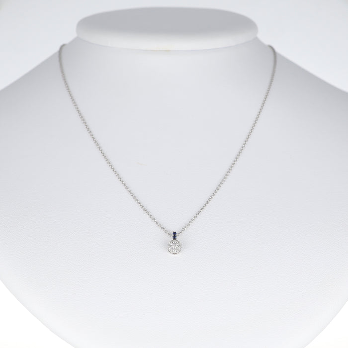 Collana con Pendente in Oro Bianco 18 Carati con Pavé di Diamanti e Zaffiri Blu – 0,14 Ct