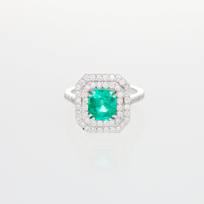 Anello in Oro Bianco 18kt con Smeraldo Rettangolare e Doppia Cornice di Diamanti