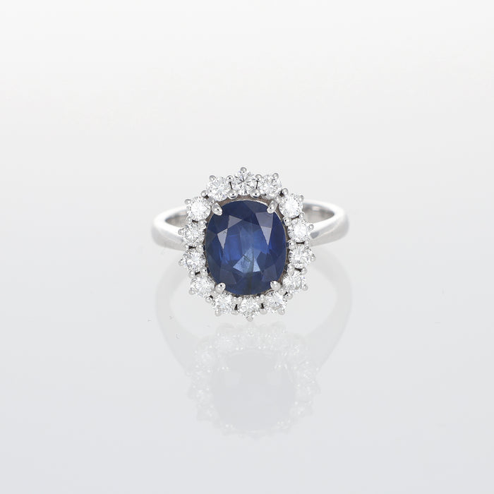 Anello in Oro Bianco 18kt con Zaffiro Blu Ovale e Contorno di Diamanti – Certificato IGI