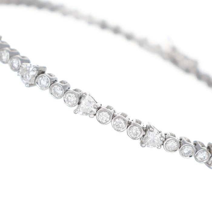 Bracciale rigido in oro bianco con cuori e diamanti