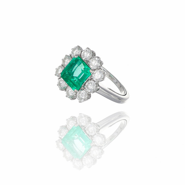 Anello a rosetta, smeraldo naturale 2.30 carati e diamanti bianchi, oro bianco