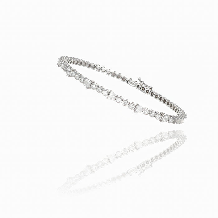 Bracciale rigido in oro bianco con cuori e diamanti