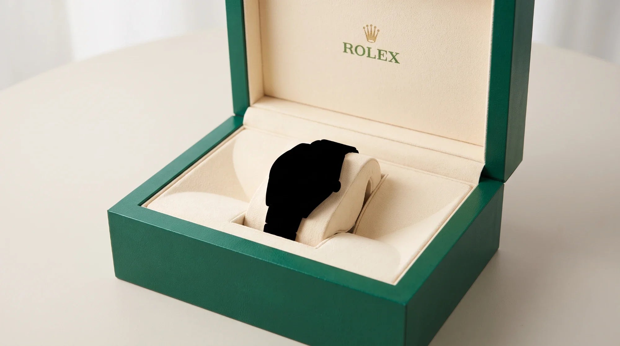 Un cofanetto Rolex aperto, con la sagoma scura di un orologio ancora da trovare
