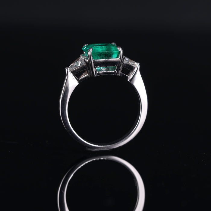 Anello in Oro Bianco 18K con Smeraldo Colombiano e Diamanti Triangolari
