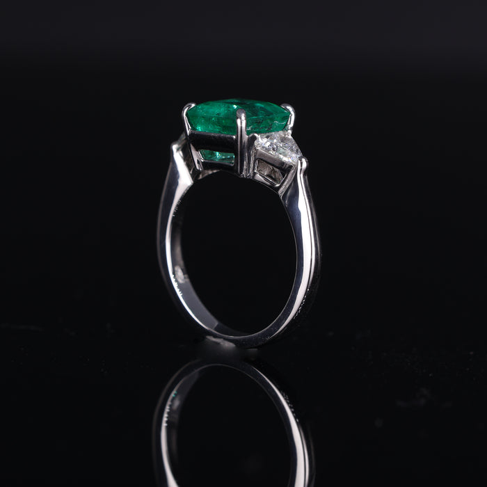 Anello in Oro Bianco 18K con Smeraldo Colombiano e Diamanti Triangolari