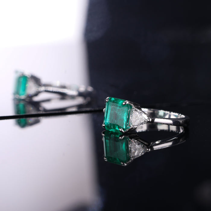 Anello in Oro Bianco 18K con Smeraldo Colombiano e Diamanti Triangolari