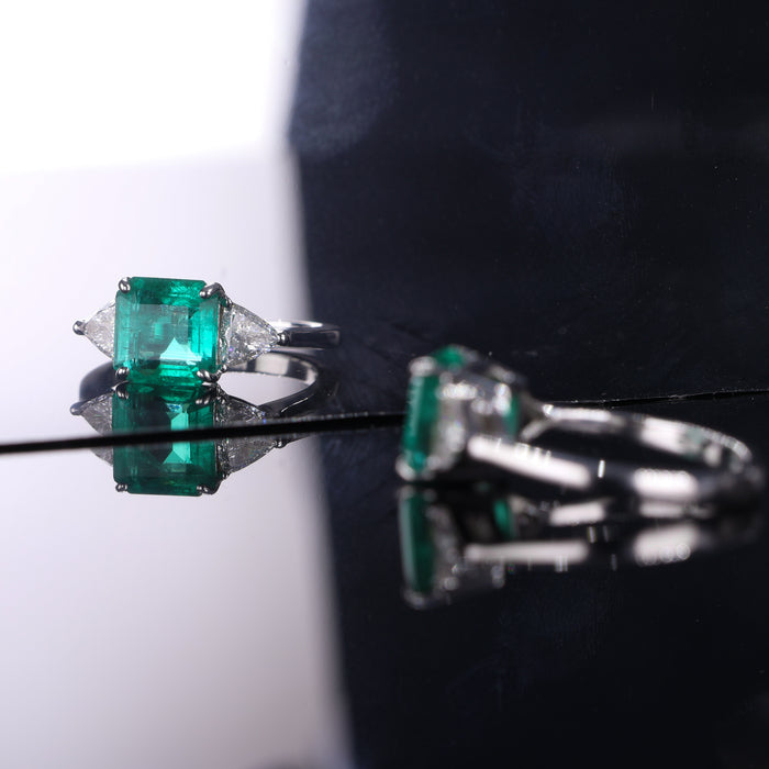 Anello in Oro Bianco 18K con Smeraldo Colombiano e Diamanti Triangolari