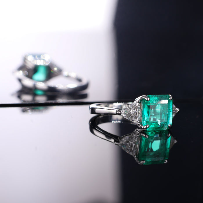 Anello in Oro Bianco 18K con Smeraldo Colombiano e Diamanti Triangolari