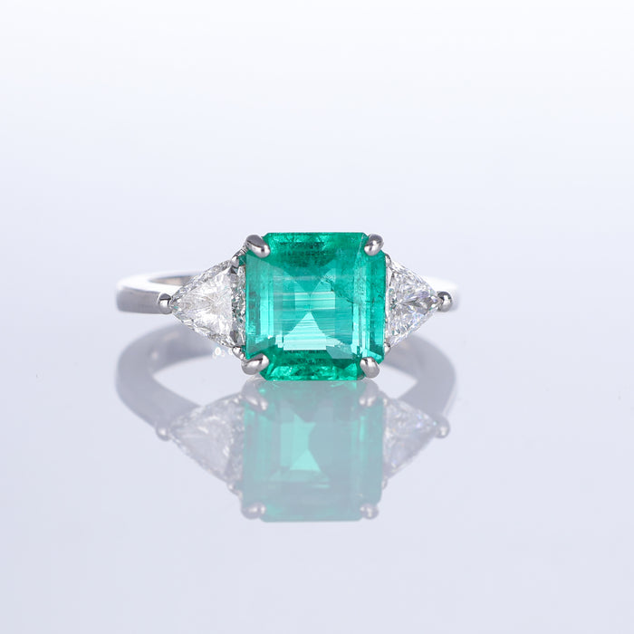 Anello in Oro Bianco 18K con Smeraldo Colombiano e Diamanti Triangolari