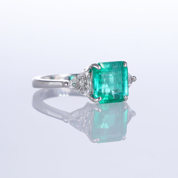 Anello in Oro Bianco 18K con Smeraldo Colombiano e Diamanti Triangolari