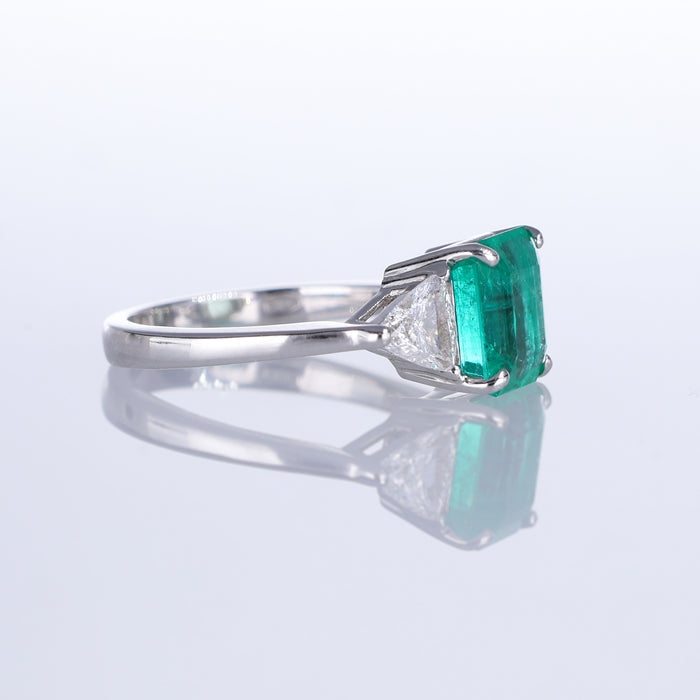 Anello in Oro Bianco 18K con Smeraldo Colombiano e Diamanti Triangolari