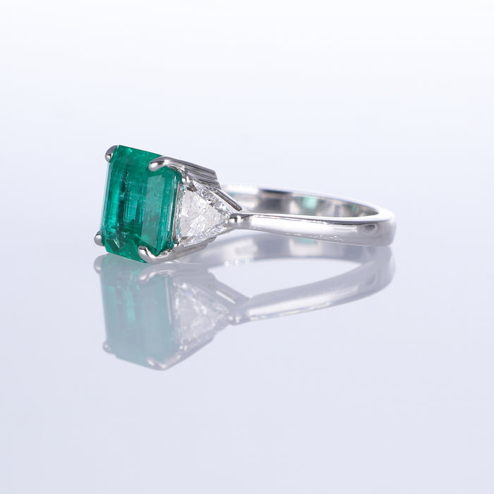 Anello in Oro Bianco 18K con Smeraldo Colombiano e Diamanti Triangolari