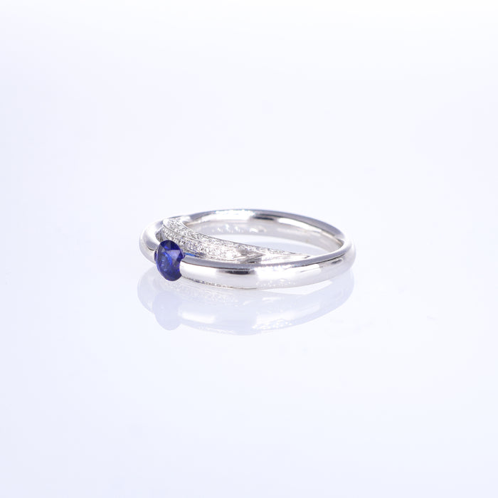 Anello in Oro Bianco 18kt con Pavé di Diamanti e Zaffiro Blu Rotondo