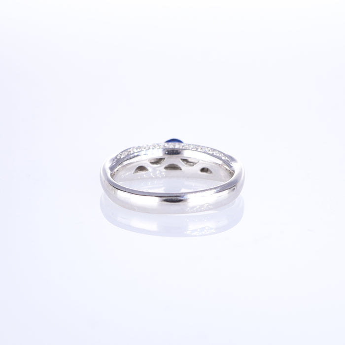 Anello in Oro Bianco 18kt con Pavé di Diamanti e Zaffiro Blu Rotondo