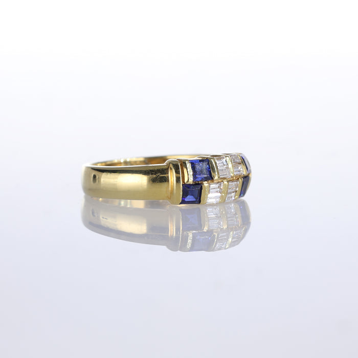 Anello in oro giallo 18k con zaffiri quadrati e diamanti taglio baguette