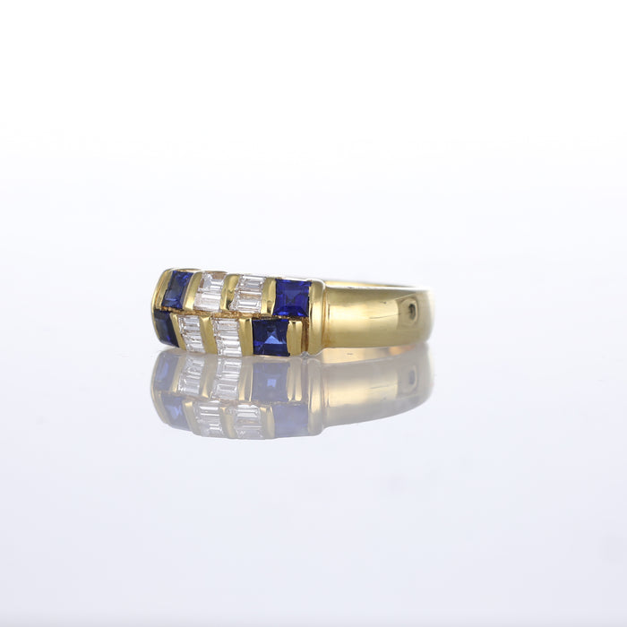 Anello in oro giallo 18k con zaffiri quadrati e diamanti taglio baguette