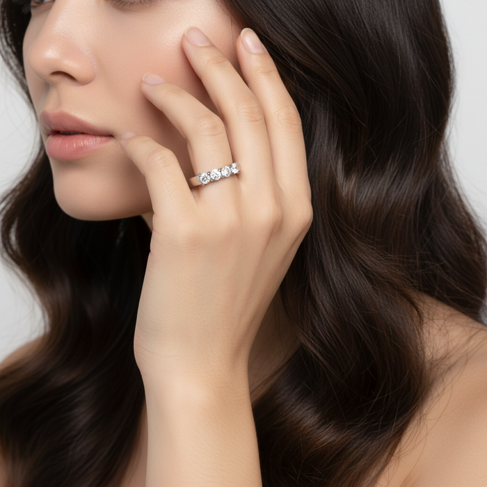 Anello Eternity in Oro Bianco con Diamanti
