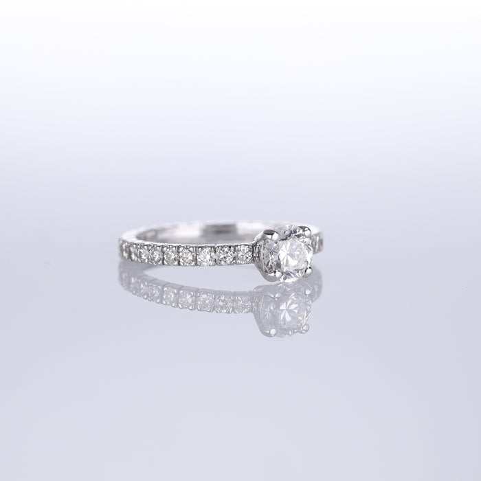 Anello Solitario in Oro Bianco 18kt con Diamante Centrale da 0,70 ct e Fascia con Diamanti