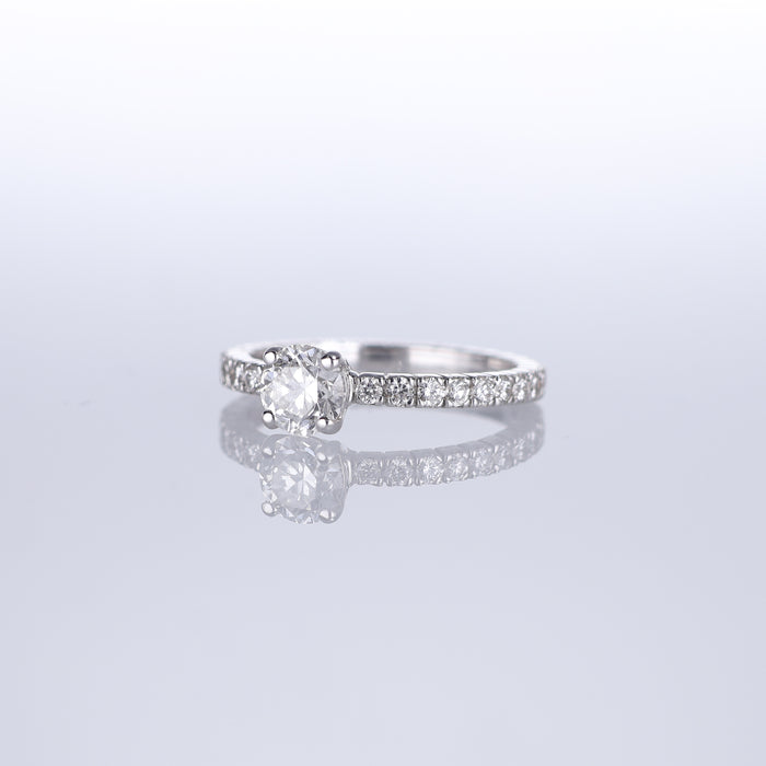 Anello Solitario in Oro Bianco 18kt con Diamante Centrale da 0,70 ct e Fascia con Diamanti