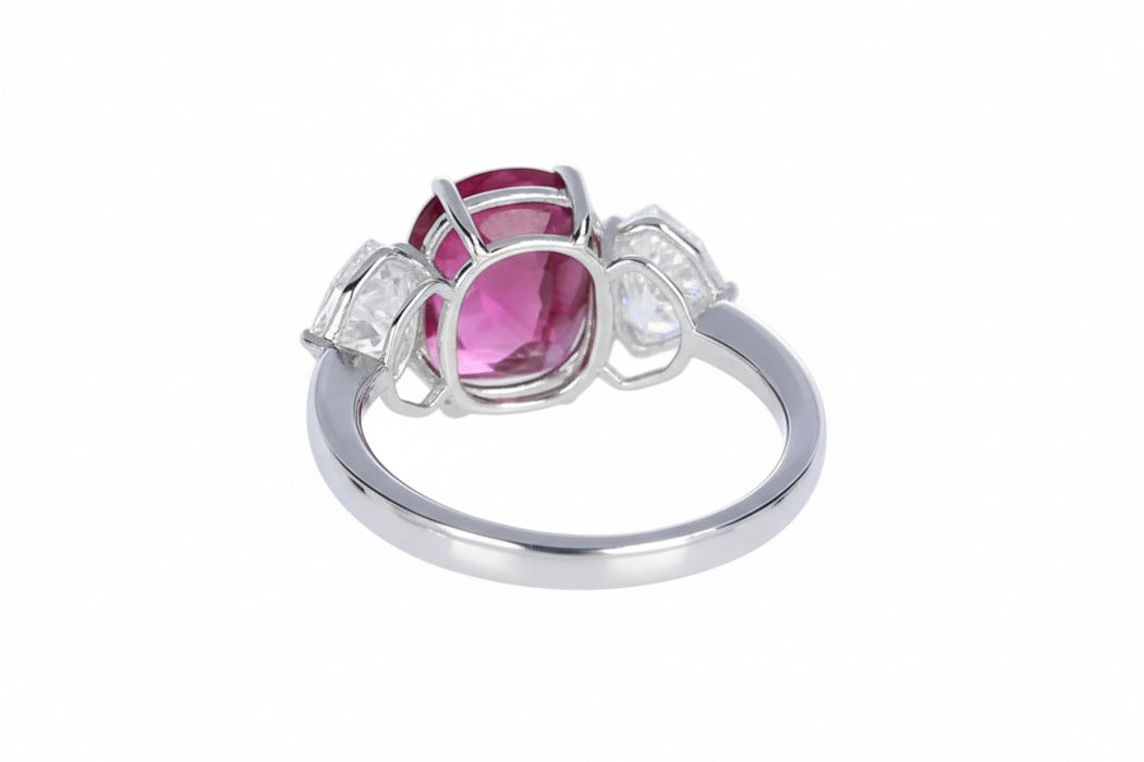 Anello in Oro Bianco 18kt con Rubino Ovale e Diamanti Triangolari