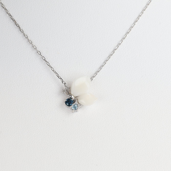 Pendente in Oro Bianco 18kt con Corallo Bianco, Zaffiri, Topazio, Quarzo e Diamanti