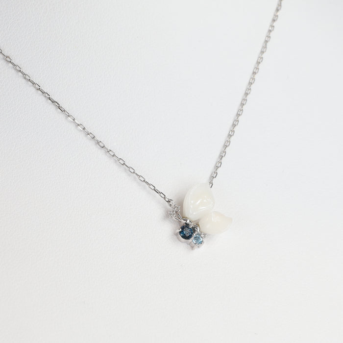 Pendente in Oro Bianco 18kt con Corallo Bianco, Zaffiri, Topazio, Quarzo e Diamanti