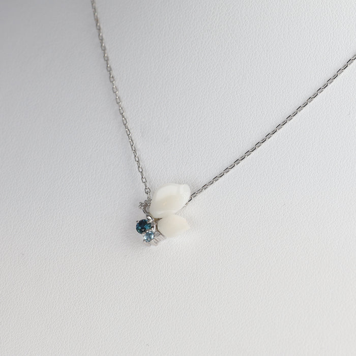 Pendente in Oro Bianco 18kt con Corallo Bianco, Zaffiri, Topazio, Quarzo e Diamanti