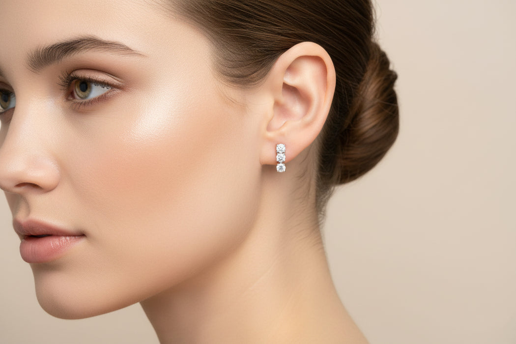 Orecchini Pendenti in Oro Bianco 18kt con Diamanti Naturali – Design Trilogy