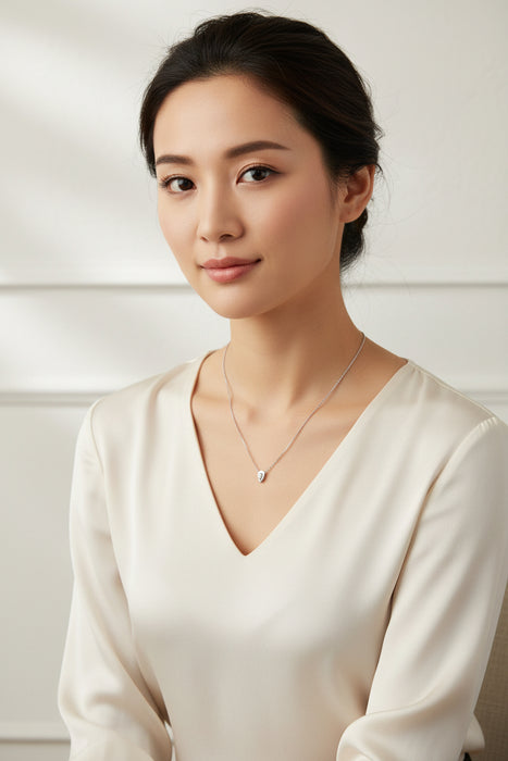 Collana con Pendente in Oro Bianco 18kt e Diamante Taglio Brillante – Montatura Triangolare