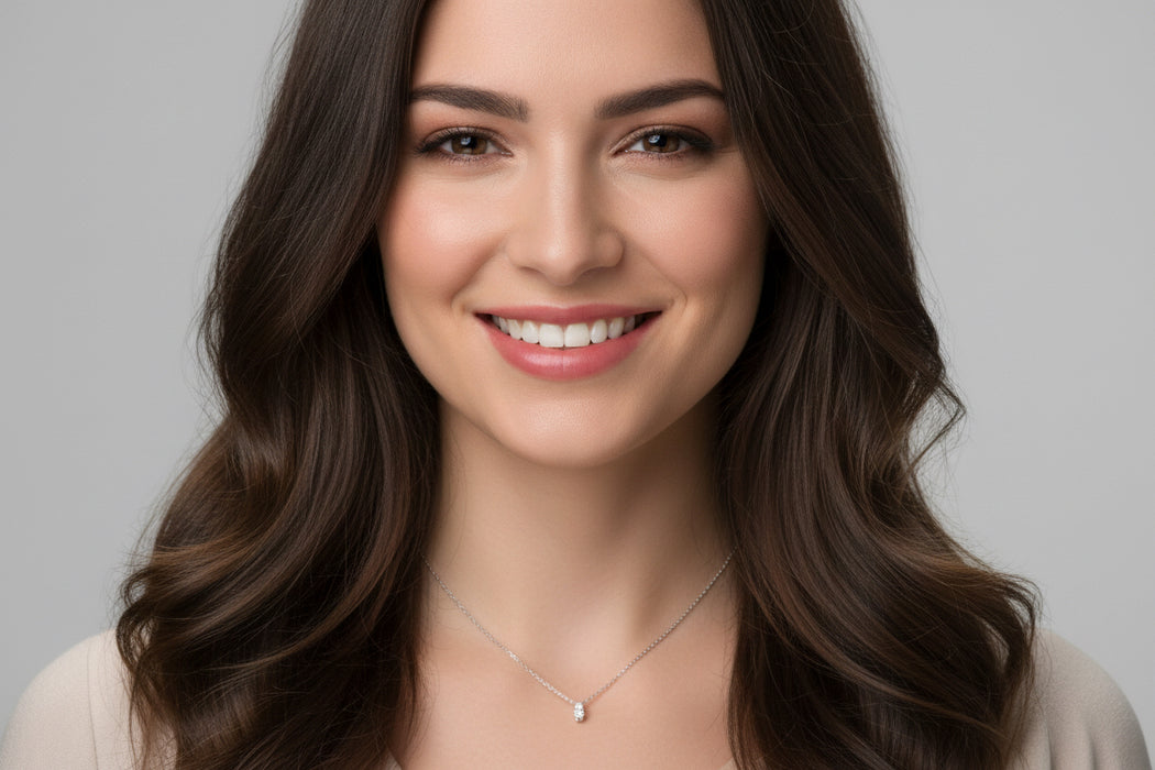 Collana con Pendente in Oro Bianco 18kt e Diamante Verticale – 0.14 Ct