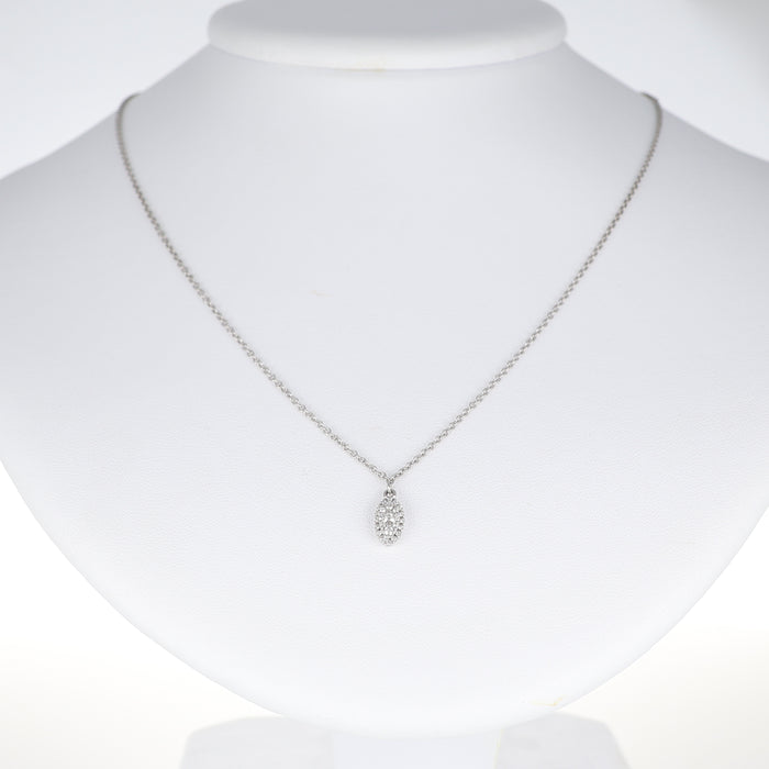 Pendente Navette Piccolo in Oro Bianco 18 Carati con Pavé di Diamanti e Catena in Titanio – 0,34 Ct