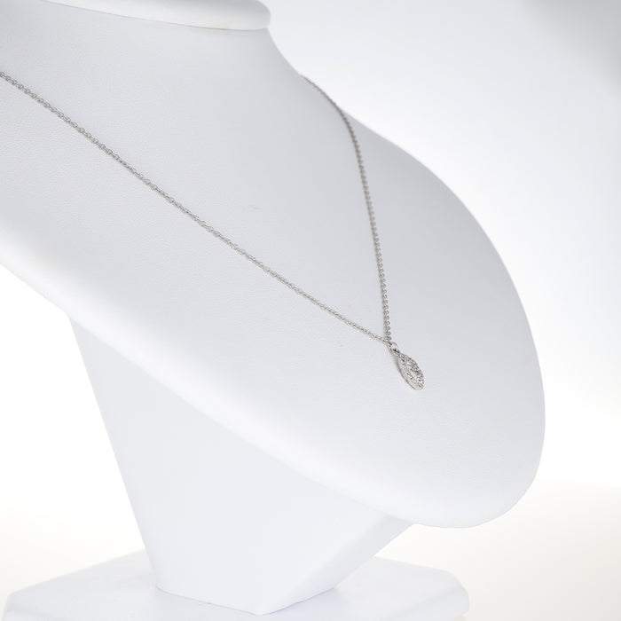 Pendente Navette Piccolo in Oro Bianco 18 Carati con Pavé di Diamanti e Catena in Titanio – 0,34 Ct