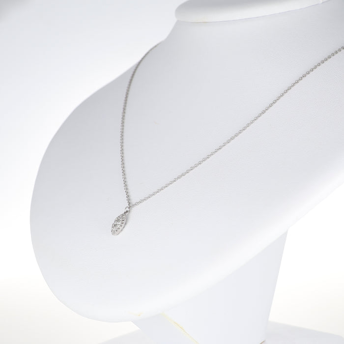 Pendente Navette Piccolo in Oro Bianco 18 Carati con Pavé di Diamanti e Catena in Titanio – 0,34 Ct