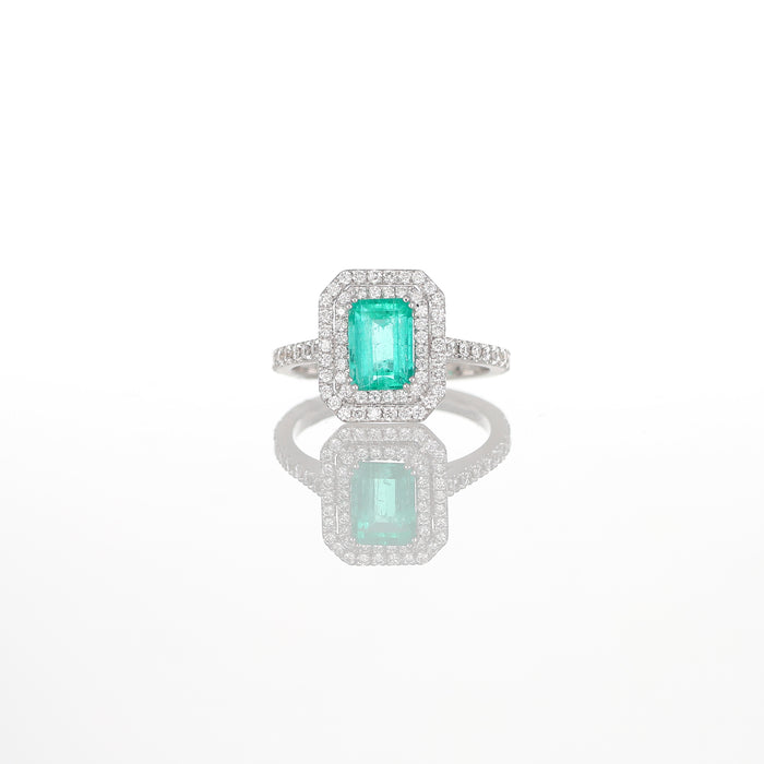 Anello in Oro Bianco 18kt con Smeraldo Rettangolare e Doppia Cornice di Diamanti
