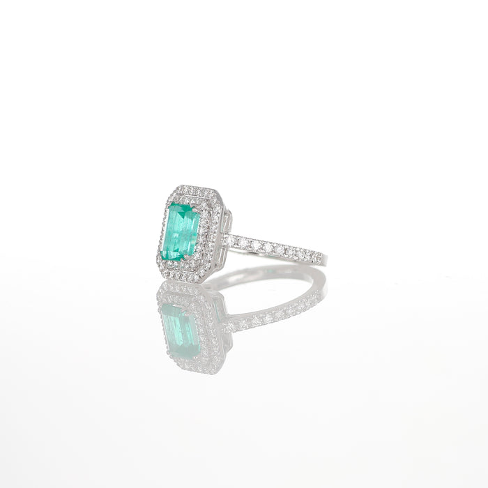 Anello in Oro Bianco 18kt con Smeraldo Rettangolare e Doppia Cornice di Diamanti