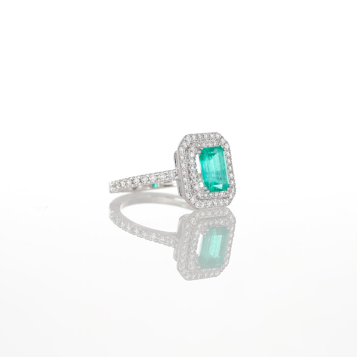 Anello in Oro Bianco 18kt con Smeraldo Rettangolare e Doppia Cornice di Diamanti